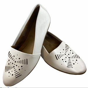 A2 Aerosoles white boho cutout flats loafers NWOB